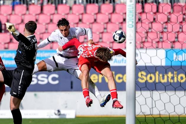 Teoman Akmestanli (SVS, 23) köpft knapp am Tor vorbei, Aktion, Action, Spielszene, 18.10.2025, Sandhausen (Deutschland), Fussball, Regionalliga Südwest, SV Sandhausen - 1.FSV Mainz 05 II