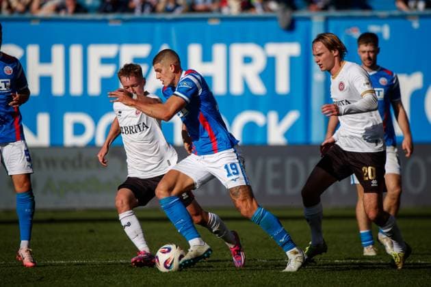 v.l. Fabian Greilinger (Wehen), Jan Mejdr (Rostock) und Ryan Johansson (SVW) ; GER, FC Hansa Rostock vs. SV Wehen-Wiesbaden, Fußball, Männer, 3. Liga, 11.Spieltag, Spielzeit 2025 2026,18.10.2025 Rostock Ostseestadion Mecklenburg - Vorpommern Deutschland
