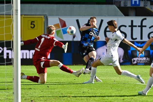 Paderborn, Home Deluxe Arena, 18.10.25, GER, Herren, 2.Bundesliga, Saison 2025-2026, SC Paderborn 07 - DSC Arminia Bielefeld Bild: Torchance Steffen TIGGES (Paderborn) DFL regulations prohibit any use of photographs as image sequences and or quasi-video. NRW Deutschland
