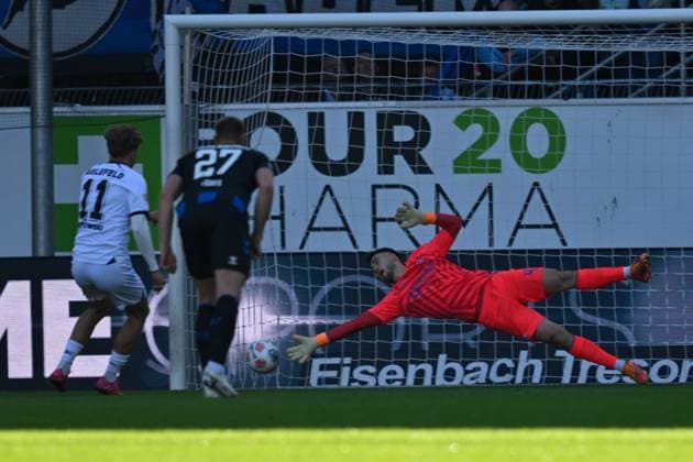 Paderborn, Home Deluxe Arena, 18.10.25, GER, Herren, 2.Bundesliga, Saison 2025-2026, SC Paderborn 07 - DSC Arminia Bielefeld Bild: Joel GRODOWSKI (Bielefeld) macht das Tor zum 0:1 DFL regulations prohibit any use of photographs as image sequences and or quasi-video. NRW Deutschland