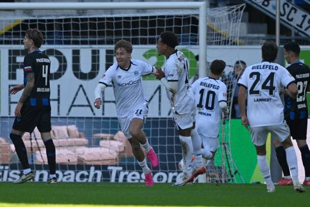 Paderborn, Home Deluxe Arena, 18.10.25, GER, Herren, 2.Bundesliga, Saison 2025-2026, SC Paderborn 07 - DSC Arminia Bielefeld Bild: Joel GRODOWSKI (Bielefeld) jubelt nach seinem Tor zum 0:1 DFL regulations prohibit any use of photographs as image sequences and or quasi-video. NRW Deutschland