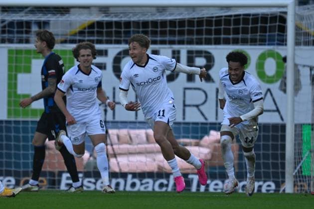 Paderborn, Home Deluxe Arena, 18.10.25, GER, Herren, 2.Bundesliga, Saison 2025-2026, SC Paderborn 07 - DSC Arminia Bielefeld Bild: Joel GRODOWSKI (Bielefeld) jubelt nach seinem Tor zum 0:1 DFL regulations prohibit any use of photographs as image sequences and or quasi-video. NRW Deutschland