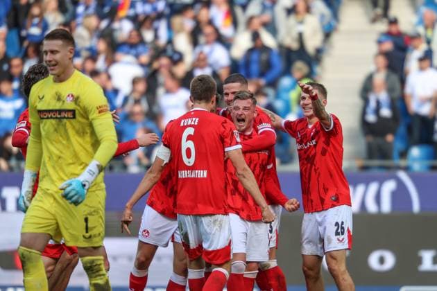 Abpfiff Jubel bei Fabian Kunze (1. FC Kaiserslautern, 06) Paul Joly (1. FC Kaiserslautern, 26) Julian Krahl (1. FC Kaiserslautern, Torwart, 01) und dem Rest der Mannschaft, Karlsruher SC vs. 1. FC Kaiserslautern, 2. Bundesliga, 9. Spieltag, 2025 2026, 18.10.2025, DFL REGULATIONS PROHIBIT ANY USE OF PHOTOGRAPHS AS IMAGE SEQUENCES AND OR QUASI-VIDEO, Karlsruher SC vs. 1. FC Kaiserslautern, 2. Bundesliga, 9. Spieltag, 2025 2026, 18.10.2025 Karlsruhe