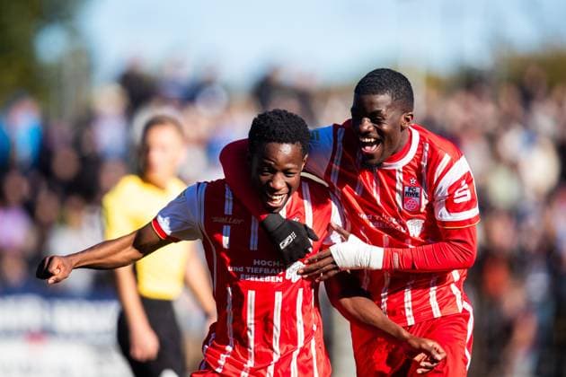 Babelsberg , 181025 , Fussball Regionalliga Nordost SV Babelsberg 03 - Rot Weiß Weiss Erfurt im Bild: Benjika Caciel und Benny Boboy ( Erfurt) jubeln über das Tor zum 2:0