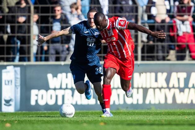 Babelsberg , 181025 , Fussball Regionalliga Nordost SV Babelsberg 03 - Rot Weiß Weiss Erfurt im Bild: Raphael Mensah ( Erfurt) gegen Niklas Kastenhofer (Babelsberg)