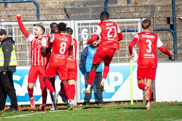 Babelsberg , 181025 , Fussball Regionalliga Nordost SV Babelsberg 03 - Rot Weiß Weiss Erfurt im Bild: Raphael Mensah und die Mannschaft ( Erfurt) jubeln über das Tor zum 1:0
