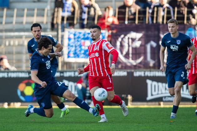 Babelsberg , 181025 , Fussball Regionalliga Nordost SV Babelsberg 03 - Rot Weiß Weiss Erfurt im Bild: Stanislav Fehler ( Erfurt) gegen Leon Bürger (Babelsberg)