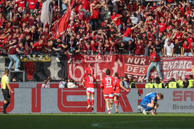 Die Fans aus Kaiserslauten rasten aus in der Nachspielzeiut gelingt der Siegtreffer, Karlsruher SC vs. 1. FC Kaiserslautern, 2. Bundesliga, 9. Spieltag, 2025 2026, 18.10.2025, DFL REGULATIONS PROHIBIT ANY USE OF PHOTOGRAPHS AS IMAGE SEQUENCES AND OR QUASI-VIDEO, Karlsruher SC vs. 1. FC Kaiserslautern, 2. Bundesliga, 9. Spieltag, 2025 2026, 18.10.2025 Karlsruhe