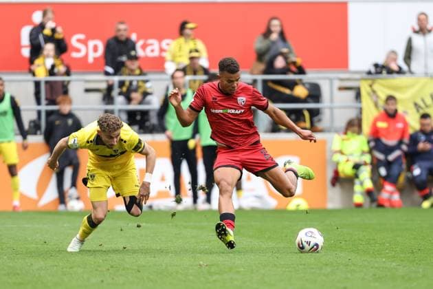 3. Liga; Alemannia Aachen - FC Ingolstadt 04; Zweikampf Kampf um den Ball Marcel Costly (22, FCI) Meyer Felix (4 AA) 3. Liga - FC Ingolstadt 04 Saison 2025 2026 Alemannia Aachen