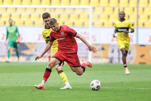 3. Liga; Alemannia Aachen - FC Ingolstadt 04; Gustav Christensen (24, FCI) Zweikampf Kampf um den Ball 3. Liga - FC Ingolstadt 04 Saison 2025 2026 Alemannia Aachen