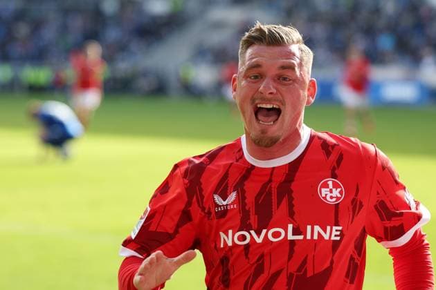 18.10.2025, xrekx, Fussball 2.Bundesliga, Karlsruher SC - 1.FC Kaiserslautern v.l. Torjubel nach dem Tor zum celebrating the goal celebrate 2:3 durch Marlon Ritter (1.FC Kaiserslautern) (DFL DFB REGULATIONS PROHIBIT ANY USE OF PHOTOGRAPHS as IMAGE SEQUENCES and or QUASI-VIDEO) Karlsruhe
