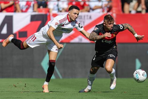 ESP: Sevilla FC - RCD Mallorca. La Liga EA Sports. Date 9 Ruben Vargas of Sevilla FC and Pablo Maffeo of RCD Mallorca during the La Liga EA Sports match between Sevilla FC and RCD Mallorca played at Ramon Sanchez Pizjuan Stadium on October 18, 2025 in Sevilla, Spain. kpng Copyright: xAntonioxPozox xPRESSINx AP_2501018_SEV_MAL_2526_002