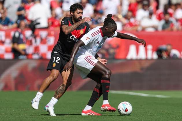 ESP: Sevilla FC - RCD Mallorca. La Liga EA Sports. Date 9 Batista Mendy of Sevilla FC and Samu Costa of RCD Mallorca during the La Liga EA Sports match between Sevilla FC and RCD Mallorca played at Ramon Sanchez Pizjuan Stadium on October 18, 2025 in Sevilla, Spain. kpng Copyright: xAntonioxPozox xPRESSINx AP_2501018_SEV_MAL_2526_008