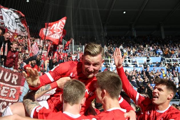 18.10.2025, xrekx, Fussball 2.Bundesliga, Karlsruher SC - 1.FC Kaiserslautern v.l. Torjubel nach dem Tor zum celebrating the goal celebrate 2:3 durch Marlon Ritter (1.FC Kaiserslautern) (DFL DFB REGULATIONS PROHIBIT ANY USE OF PHOTOGRAPHS as IMAGE SEQUENCES and or QUASI-VIDEO) Karlsruhe