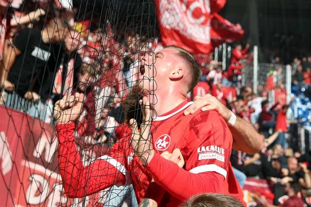 18.10.2025, xrekx, Fussball 2.Bundesliga, Karlsruher SC - 1.FC Kaiserslautern v.l. Torjubel nach dem Tor zum celebrating the goal celebrate 2:3 durch Marlon Ritter (1.FC Kaiserslautern) (DFL DFB REGULATIONS PROHIBIT ANY USE OF PHOTOGRAPHS as IMAGE SEQUENCES and or QUASI-VIDEO) Karlsruhe