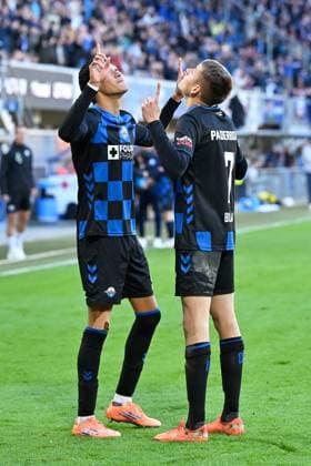 Paderborn, Home Deluxe Arena, 18.10.25, GER, Herren, 2.Bundesliga, Saison 2025-2026, SC Paderborn 07 - DSC Arminia Bielefeld Bild: Filip BILBIJA (Paderborn) jubelt nach seinem Tor zum 3:2 mit Santiago CASTANEDA (Paderborn) DFL regulations prohibit any use of photographs as image sequences and or quasi-video. NRW Deutschland