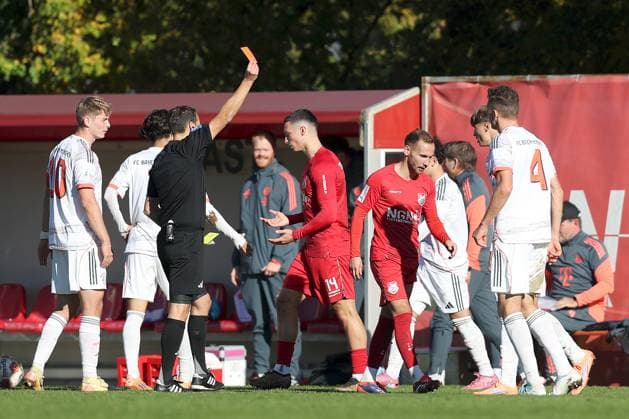 18.10.2025, xjcx, Herren, Fussball, Saison 2025 2026, Regionalliga Bayern, 14. Spieltag: TSV Aubstadt - FC Bayern Muenchen II Christopher Schwarzmann (TSV Scheßlitz) schickt Leon Heinze ( 31, TSV Aubstadt) mit Gelb-Rot vom Feld Sulzfeld Schulstadion Aubstadt Bayern Deutschland