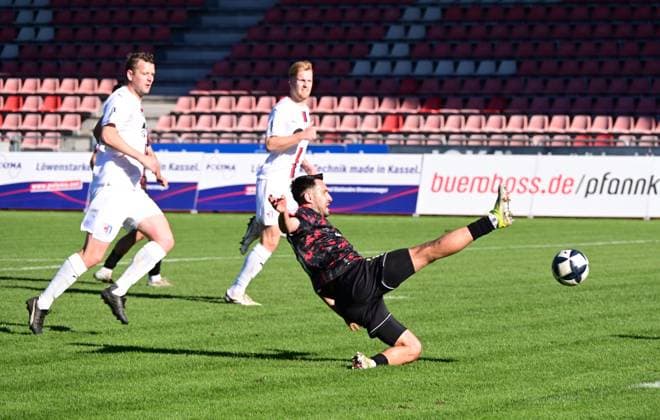 18.10..2025 xkhx Kassel Regionalliga Südwest Saison 2025 2026 KSV Hessen Kassel - SG Barockstadt Fulda-Lehnerz Lukas Peter Rupp (33, Hessen Kassel) gegen Torwart Justin Duda (Fulda)