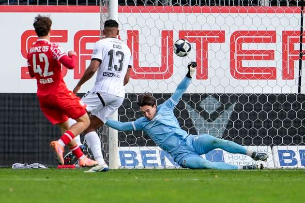 v.li.: Daniel Gleiber (Mainz II, 42) erzielt das Tor zum 0:2, Treffer, Torerfolg, Highlight, Action, Aktion, Spielszene, Yannick Osee (SVS, 13) und Lukas Schneller (Torwart, SVS, 31) kommen zu spät, 18.10.2025, Sandhausen (Deutschland), Fussball, Regionalliga Südwest, SV Sandhausen - 1.FSV Mainz 05 II