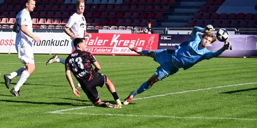 18.10..2025 xkhx Kassel Regionalliga Südwest Saison 2025 2026 KSV Hessen Kassel - SG Barockstadt Fulda-Lehnerz Lukas Peter Rupp (33, Hessen Kassel) gegen Torwart Justin Duda (Fulda)
