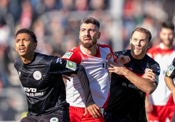 Zweikampf zwischen: Arif Gueclue (Sportfreunde Siegen, 18) und Pierre Fassnacht (Rot Weiss Oberhausen, 3) Sportfreunde Siegen - Rot-Weiß Oberhausen 18.10.2025 Fussball, Regionalliga West, 12. Spieltag, GER, Siegen, Leimbachstadion Copyright: HMBxMedia xMarcoxBader
