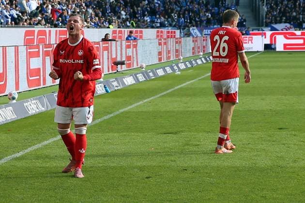 18.10.2025, xrekx, Fussball 2.Bundesliga, Karlsruher SC - 1.FC Kaiserslautern v.l. Torjubel nach dem Tor zum celebrating the goal celebrate 2:3 durch Marlon Ritter (1.FC Kaiserslautern) (DFL DFB REGULATIONS PROHIBIT ANY USE OF PHOTOGRAPHS as IMAGE SEQUENCES and or QUASI-VIDEO) Karlsruhe