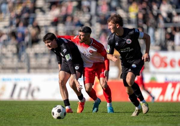 Zweikampf zwischen: Arif Gueclue (Sportfreunde Siegen, 18) und Drew Murray (Rot Weiss Oberhausen, 5) Sportfreunde Siegen - Rot-Weiß Oberhausen 18.10.2025 Fussball, Regionalliga West, 12. Spieltag, GER, Siegen, Leimbachstadion Copyright: HMBxMedia xMarcoxBader