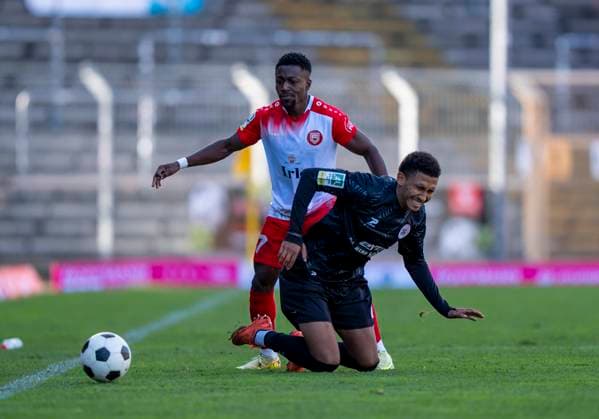 Zweikampf zwischen: Eric Gueye (Rot Weiss Oberhausen, 11) und Shaibou Oubeyapwa (Sportfreunde Siegen, 7) Sportfreunde Siegen - Rot-Weiß Oberhausen 18.10.2025 Fussball, Regionalliga West, 12. Spieltag, GER, Siegen, Leimbachstadion Copyright: HMBxMedia xMarcoxBader