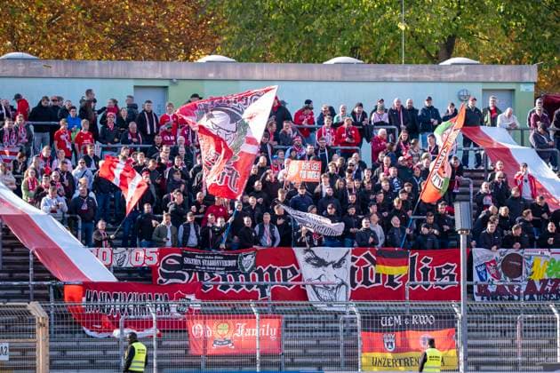 Gästefans aus Oberhausen im Siegener Gästeblock Sportfreunde Siegen - Rot-Weiß Oberhausen 18.10.2025 Fussball, Regionalliga West, 12. Spieltag, GER, Siegen, Leimbachstadion Copyright: HMBxMedia xMarcoxBader