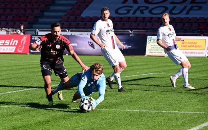 18.10..2025 xkhx Kassel Regionalliga Südwest Saison 2025 2026 KSV Hessen Kassel - SG Barockstadt Fulda-Lehnerz Lukas Peter Rupp (33, Hessen Kassel) gegen Torwart Justin Duda (Fulda)