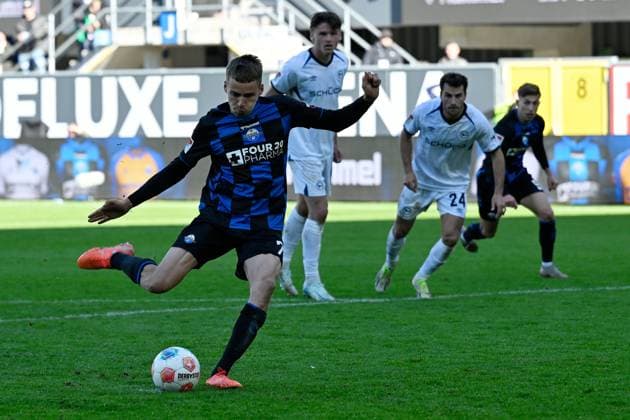 Paderborn, Home Deluxe Arena, 18.10.25, GER, Herren, 2.Bundesliga, Saison 2025-2026, SC Paderborn 07 - DSC Arminia Bielefeld Bild: Filip BILBIJA (Paderborn) macht das Tor zum 3:2 DFL regulations prohibit any use of photographs as image sequences and or quasi-video. NRW Deutschland