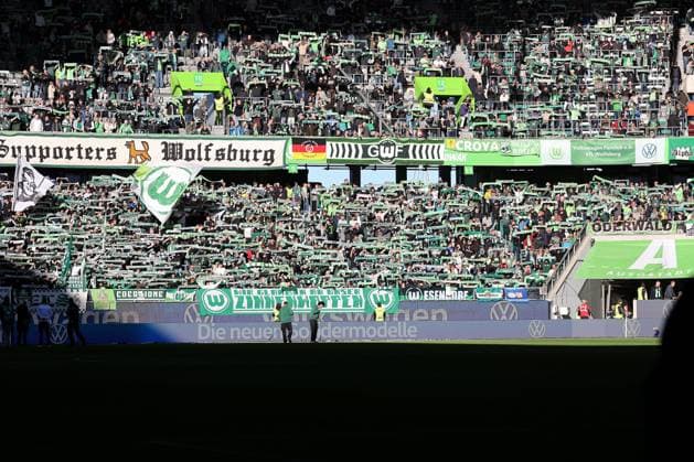 18.10.2025, Deutschland, Wolfsburg, Fußball Bundesliga, Saison 2025 2026, VfL Wolfsburg vs. VfB Stuttgart, VfL Fans