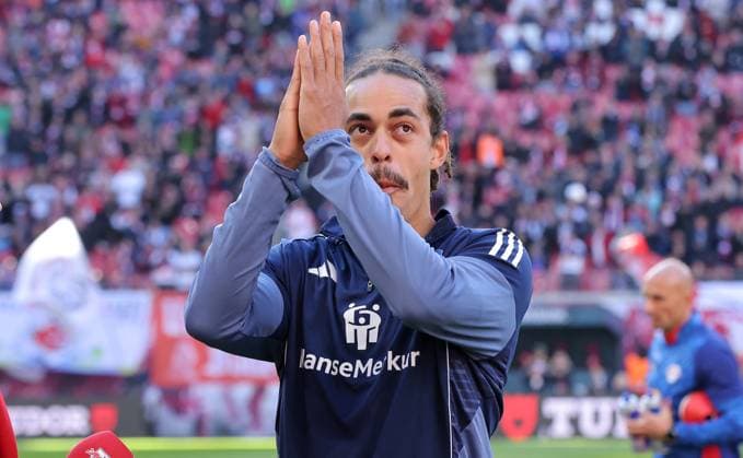 offizielle Verabschiedung Yussuf Poulsen Aktion Oberkörper Fußball Fussball DFL Bundesliga Herren 7. Spieltag Saison 2025 2026 18.10.2025 Rasen Ballsport RB Leipzig RBL vs. Hamburger SV HSV in der RedBull Arena DFL regulations prohibit any use of photographs as image sequences and or quasi-video.