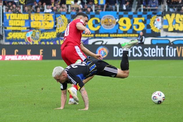 18.10.2025, xpfrx, Fussball 3.Liga, 1.FC Saarbruecken - SC Verl v.l. Oualid Mhamdi (SC Verl) Florian Pick (1.FC Saarbruecken) Zweikampf, Aktion, action, battle for the ball (DFL DFB REGULATIONS PROHIBIT ANY USE OF PHOTOGRAPHS as IMAGE SEQUENCES and or QUASI-VIDEO) Saarbruecken