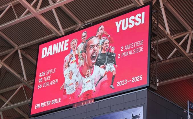 RB Leipzig - Hamburg Bundesliga Leipzig, 18.10.2025, Red Bull Arena, Fußball, 1.Bundesliga, 7.Spieltag , RB Leipzig vs. Hamburger SV, Im Bild: Verabschiedung des langjährigen RBL Spielers Yussuf Poulsen. , Nur zur redaktionellen Nutzung. Only editorial use. , DFL DFB regulations prohibit any use of photographs as image sequences and or quasi-video. ,