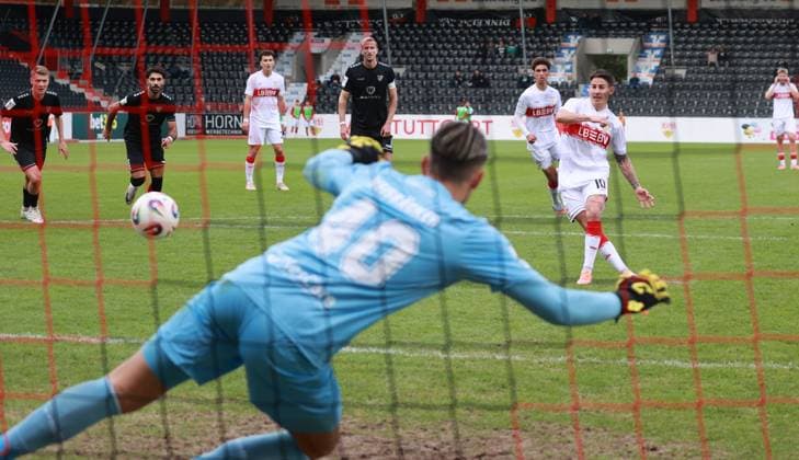 18.10.25 VfB Stuttgart II - 1. FC Schweinfurt 05 Deutschland, Großaspach, 18.10.2025, Fussball, 3. Liga, VfB Stuttgart II - 1. FC Schweinfurt 05: Nr.10 Nicolas Sessa 2:0 VFB per Elfmeter gegen Torwart Maximilian Weisbäcker Schweinfurt.
