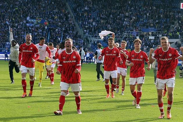 18.10.2025, xrekx, Fussball 2.Bundesliga, Karlsruher SC - 1.FC Kaiserslautern v.l. FC Kaiserslautern Mannschaft, Spieler, jubeln nach Spielende, Team, Player, celebrate at the end of the match Marlon Ritter (1.FC Kaiserslautern) (DFL DFB REGULATIONS PROHIBIT ANY USE OF PHOTOGRAPHS as IMAGE SEQUENCES and or QUASI-VIDEO) Karlsruhe
