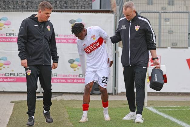 18.10.25 VfB Stuttgart II - 1. FC Schweinfurt 05 Deutschland, Großaspach, 18.10.2025, Fussball, 3. Liga, VfB Stuttgart II - 1. FC Schweinfurt 05:Justin Diehl mitte VFB geht verletzt vom Platz .