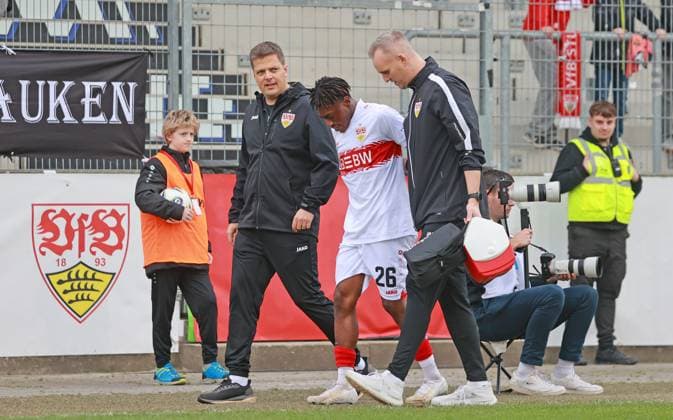 18.10.25 VfB Stuttgart II - 1. FC Schweinfurt 05 Deutschland, Großaspach, 18.10.2025, Fussball, 3. Liga, VfB Stuttgart II - 1. FC Schweinfurt 05: Justin Diehl VFB miite geht verletzt vom Platz.