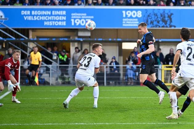 Paderborn, Home Deluxe Arena, 18.10.25, GER, Herren, 2.Bundesliga, Saison 2025-2026, SC Paderborn 07 - DSC Arminia Bielefeld Bild: Steffen TIGGES (Paderborn) macht das Tor zum 4:2 DFL regulations prohibit any use of photographs as image sequences and or quasi-video. NRW Deutschland