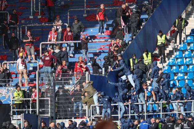 Unschoene Szenen nach dem Spiel, beide Fanlager wollen aufeinander los, Karlsruher SC vs. 1. FC Kaiserslautern, 2. Bundesliga, 9. Spieltag, 2025 2026, 18.10.2025, DFL REGULATIONS PROHIBIT ANY USE OF PHOTOGRAPHS AS IMAGE SEQUENCES AND OR QUASI-VIDEO, Karlsruher SC vs. 1. FC Kaiserslautern, 2. Bundesliga, 9. Spieltag, 2025 2026, 18.10.2025 Karlsruhe