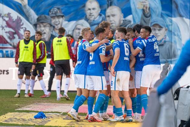 Rostock, Deutschland 18. Oktober 2025: 3. Liga - 2025 2026 - FC Hansa Rostock vs. SV Wehen Wiesbaden Im Bild: 3.v.re. Jan Mejdr (Hansa Rostock) jubelt nach seinem Tor zum 2:0 mit seinen Mannschaftskollegen, DFB regulations prohibit any use of photographs as image sequences and or quasi-video. Copyright: xFotostandx xVoelkerx