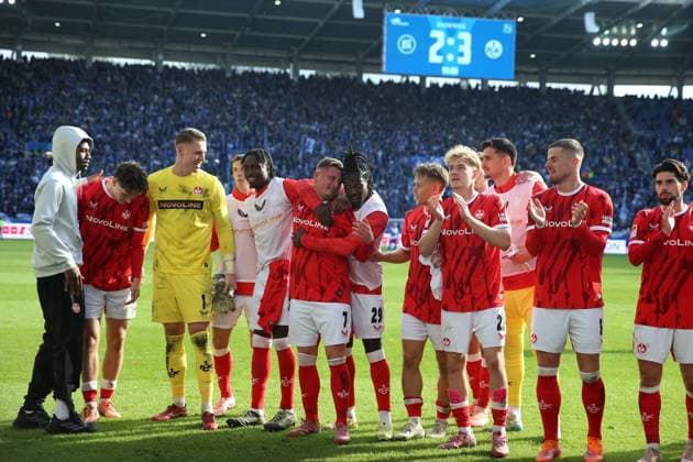 18.10.2025, xrekx, Fussball 2.Bundesliga, Karlsruher SC - 1.FC Kaiserslautern v.l. FC Kaiserslautern Mannschaft, Spieler, jubeln nach Spielende, Team, Player, celebrate at the end of the match Marlon Ritter (1.FC Kaiserslautern) (DFL DFB REGULATIONS PROHIBIT ANY USE OF PHOTOGRAPHS as IMAGE SEQUENCES and or QUASI-VIDEO) Karlsruhe