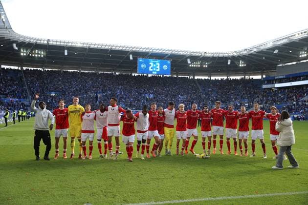 18.10.2025, xrekx, Fussball 2.Bundesliga, Karlsruher SC - 1.FC Kaiserslautern v.l. FC Kaiserslautern Mannschaft, Spieler, jubeln nach Spielende, Team, Player, celebrate at the end of the match Marlon Ritter (1.FC Kaiserslautern) (DFL DFB REGULATIONS PROHIBIT ANY USE OF PHOTOGRAPHS as IMAGE SEQUENCES and or QUASI-VIDEO) Karlsruhe
