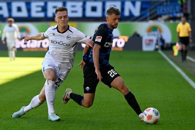 Paderborn, Home Deluxe Arena, 18.10.25, GER, Herren, 2.Bundesliga, Saison 2025-2026, SC Paderborn 07 - DSC Arminia Bielefeld Bild: v.li. im Zweikampf Leon SCHNEIDER (Bielefeld) und Sebastian KLAAS (Paderborn) DFL regulations prohibit any use of photographs as image sequences and or quasi-video. NRW Deutschland