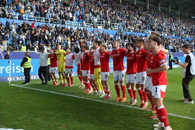 18.10.2025, xrekx, Fussball 2.Bundesliga, Karlsruher SC - 1.FC Kaiserslautern v.l. FC Kaiserslautern Mannschaft, Spieler, jubeln nach Spielende, Team, Player, celebrate at the end of the match Marlon Ritter (1.FC Kaiserslautern) (DFL DFB REGULATIONS PROHIBIT ANY USE OF PHOTOGRAPHS as IMAGE SEQUENCES and or QUASI-VIDEO) Karlsruhe