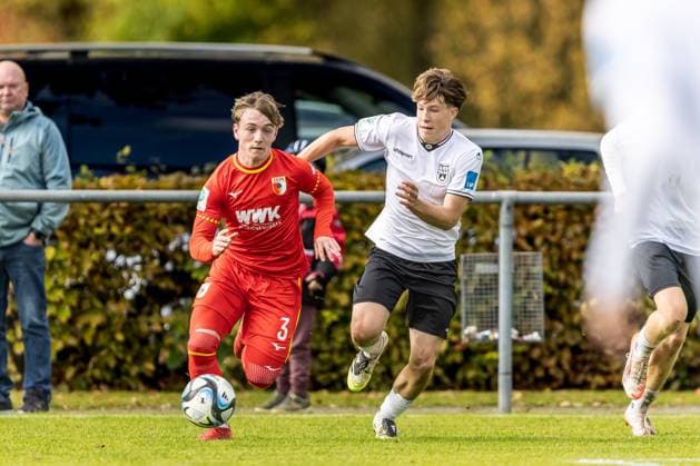 Fussball, Saison 2025 2026, U19-Junioren DFB-Nachwuchsliga, Sportplatz Albeck, 9. Spieltag, SSV Ulm 1846 Fußball U19 - FC Augsburg U19 5:4, 18.10.2025 18.10.2025, Fussball, Saison 2025 2026, U19-Junioren DFB-Nachwuchsliga, Sportplatz Albeck, 9. Spieltag, SSV Ulm 1846 Fußball U19 - FC Augsburg U19 5:4, v.l. 3 Elias Gröger (FC Augsburg U19), 2 Bodie Raidt (SSV Ulm 1846 Fußball U19) Foto: Lucca Fundel Albeck Sportplatz Albeck Baden-Württemberg Deutschland