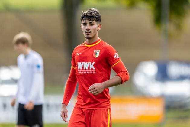 Fussball, Saison 2025 2026, U19-Junioren DFB-Nachwuchsliga, Sportplatz Albeck, 9. Spieltag, SSV Ulm 1846 Fußball U19 - FC Augsburg U19 5:4, 18.10.2025 18.10.2025, Fussball, Saison 2025 2026, U19-Junioren DFB-Nachwuchsliga, Sportplatz Albeck, 9. Spieltag, SSV Ulm 1846 Fußball U19 - FC Augsburg U19 5:4, Freisteller Einzelbild Portrait Porträt 11 Robert Draghici (FC Augsburg U19) Foto: Lucca Fundel Albeck Sportplatz Albeck Baden-Württemberg Deutschland