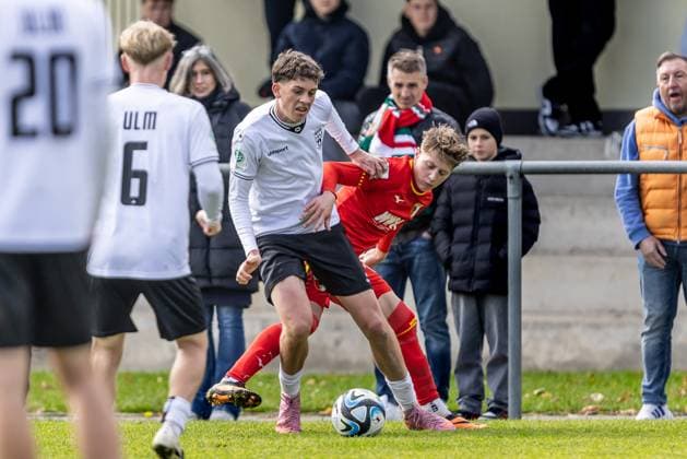 Fussball, Saison 2025 2026, U19-Junioren DFB-Nachwuchsliga, Sportplatz Albeck, 9. Spieltag, SSV Ulm 1846 Fußball U19 - FC Augsburg U19 5:4, 18.10.2025 18.10.2025, Fussball, Saison 2025 2026, U19-Junioren DFB-Nachwuchsliga, Sportplatz Albeck, 9. Spieltag, SSV Ulm 1846 Fußball U19 - FC Augsburg U19 5:4, v.l. 8 Mateo Mrden (SSV Ulm 1846 Fußball U19), 13 Felix Guha (FC Augsburg U19) Foto: Lucca Fundel Albeck Sportplatz Albeck Baden-Württemberg Deutschland