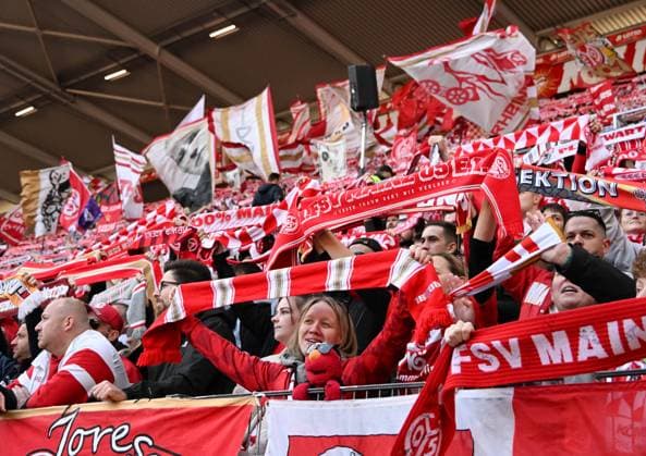 18.10.2025, xsltx, Fussball 1.Bundesliga, FSV Mainz 05 - Bayer 04 Leverkusen v.l. Fanblock Mainz 05 (DFL DFB REGULATIONS PROHIBIT ANY USE OF PHOTOGRAPHS as IMAGE SEQUENCES and or QUASI-VIDEO)